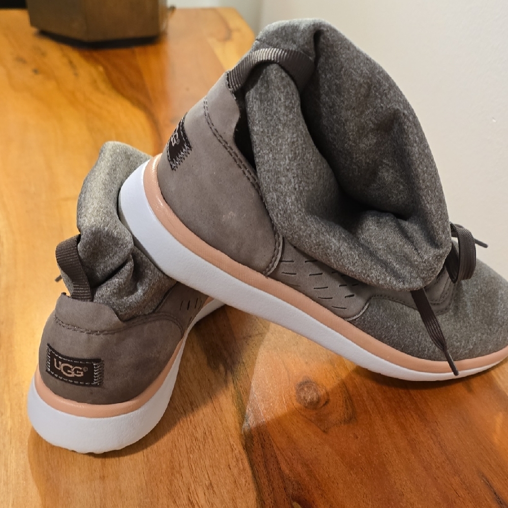 UGG Islay Sneakers in Gray and Tan